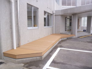 複雑な形状にも対応！木粉混錬のWPCウッドデッキ