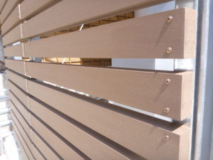 WPCの目隠しフェンス＠もみじ川温泉の木粉ボイラー