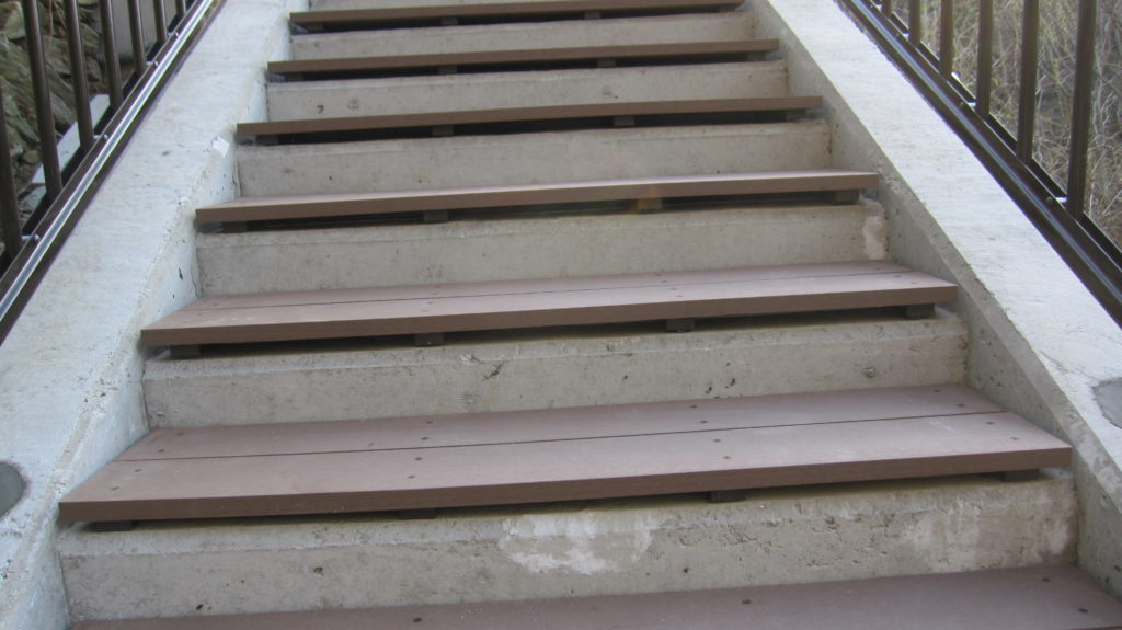 国産杉木粉活用ウッドプラスチック（WPC）階段デッキ　那賀ウッドプラス