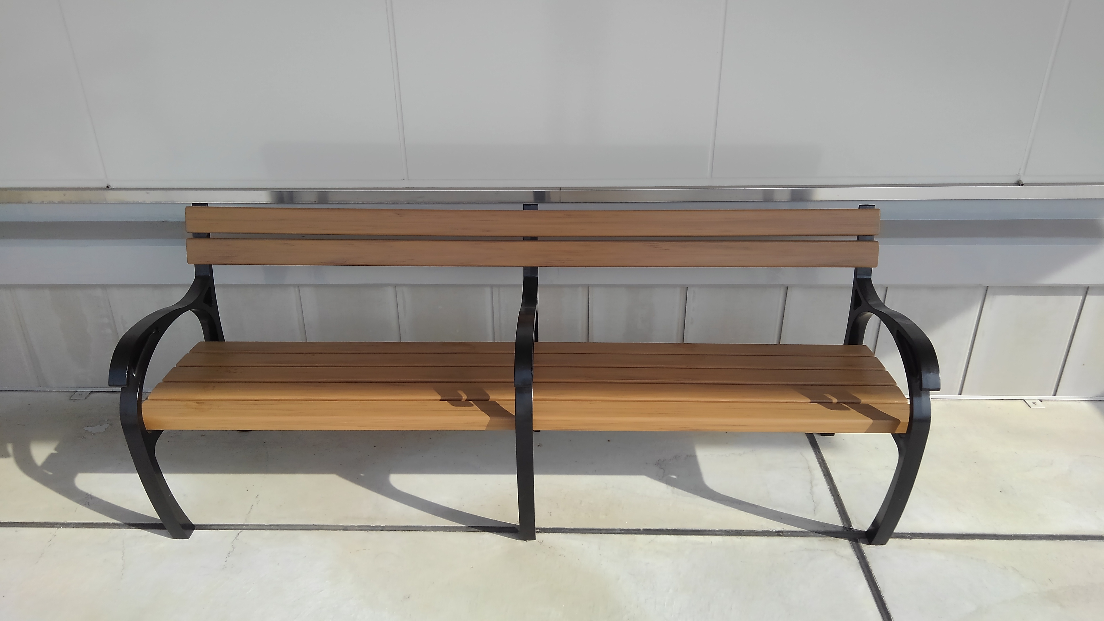 木目調の国産材活用WPCデザインベンチ オフィスに導入頂きました