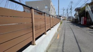 国産木粉を活用したWPCフェンスを市街地で導入いただきました