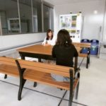 オフィスの休憩所にテーブル・ベンチセット -木粉混錬のWPC-