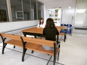 オフィスの休憩所にテーブル・ベンチセット　-木粉混錬のWPC-