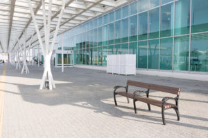 杉木粉ベンチでお出迎え＠徳島空港（国産杉活用WPC）